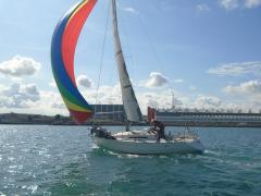 Thierry prepares to drop the kite on Oirrior at the line in the petite rade 