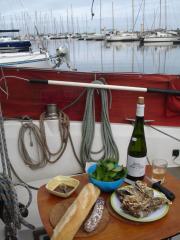 Lunch al fresco in the marina at Cherbourg