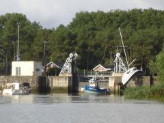 You're supposed to wait for the lock gates!