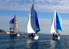 'Flair II' leads round the gybe mark